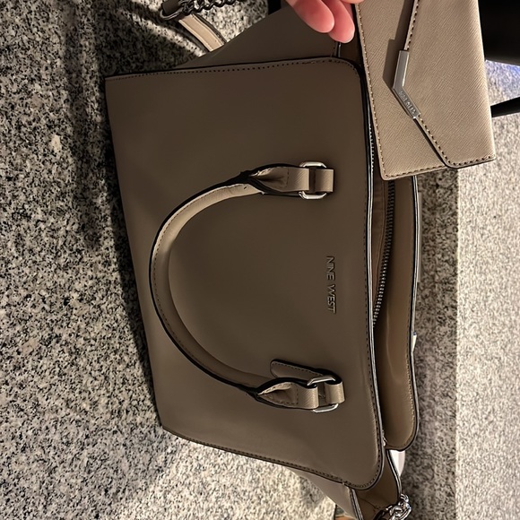 Like new, Nine West hand bag - Picture 2 of 5